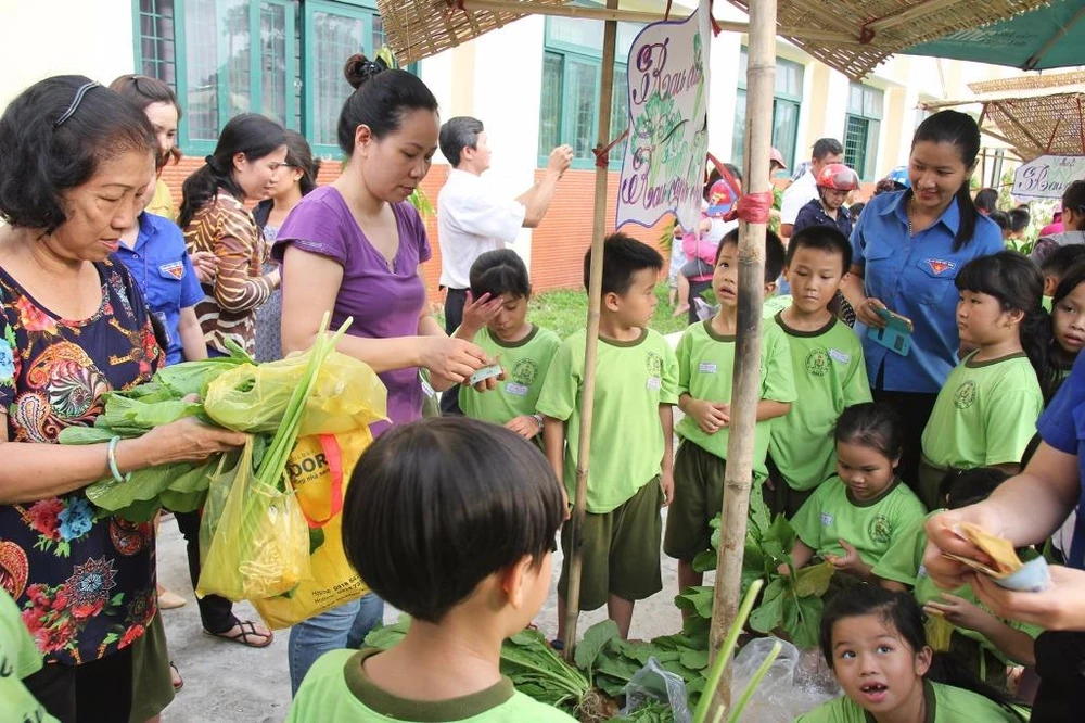 Gian hàng rau cải cũng hút "khách hàng" ghé mua.